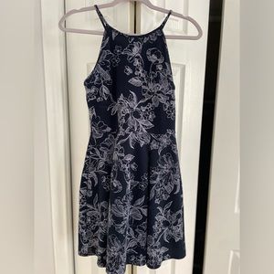 Nice dress, fitted at top and loose bottom